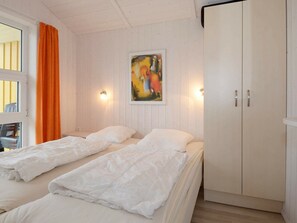 3 bedrooms, cribs/infant beds