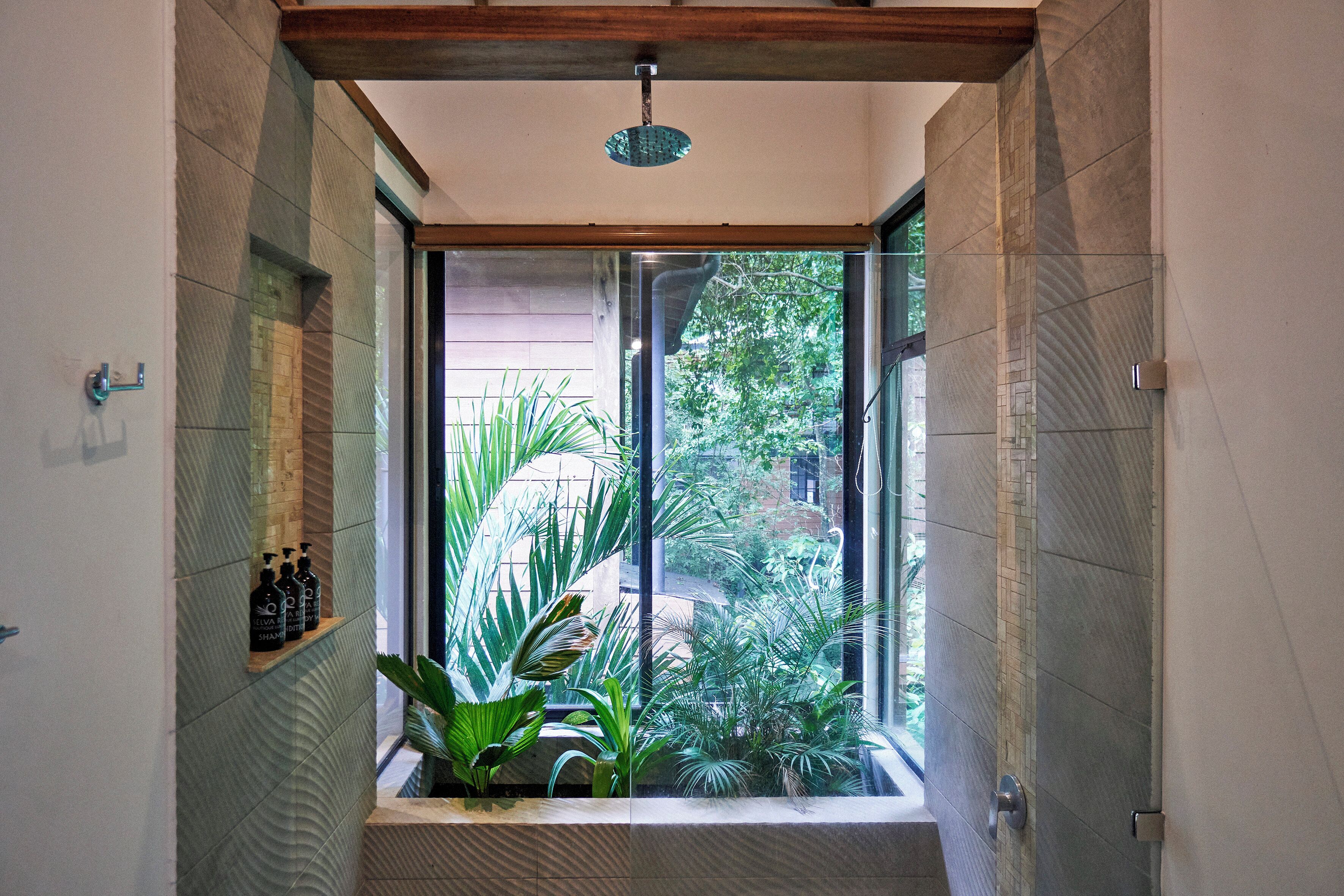 Douche, douche à « effet pluie », articles de toilette gratuits