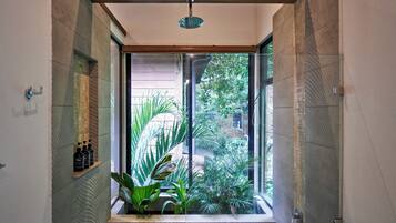Douche, douche à « effet pluie », articles de toilette gratuits