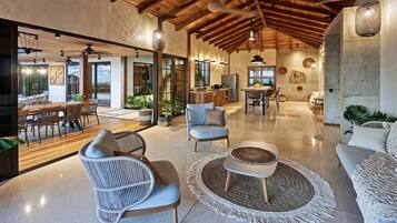 Villa Harmony, Top Luxurious Boutique Villa | Wohnbereich | Flachbildfernseher, Netflix, iPod-Dockingstation, Bücher