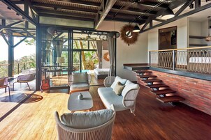 Villa panorámica, vistas al mar | Zona de estar | Televisión de pantalla plana de 32 pulgadas con canales digitales
