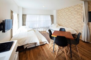 1 室のベッドルーム、デスク、アイロン / アイロン台、WiFi (無料)