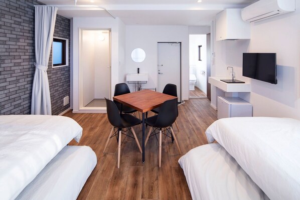 1 habitación, escritorio, tabla de planchar con plancha y wifi gratis 