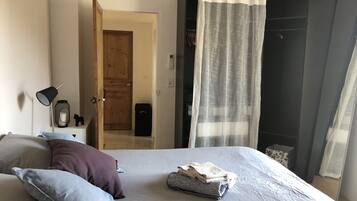 4 bedrooms, desk, iron/ironing board, free WiFi