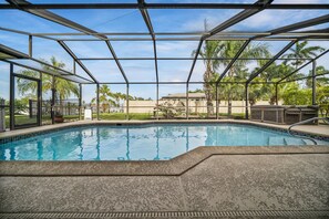 Una piscina al aire libre, una piscina climatizada