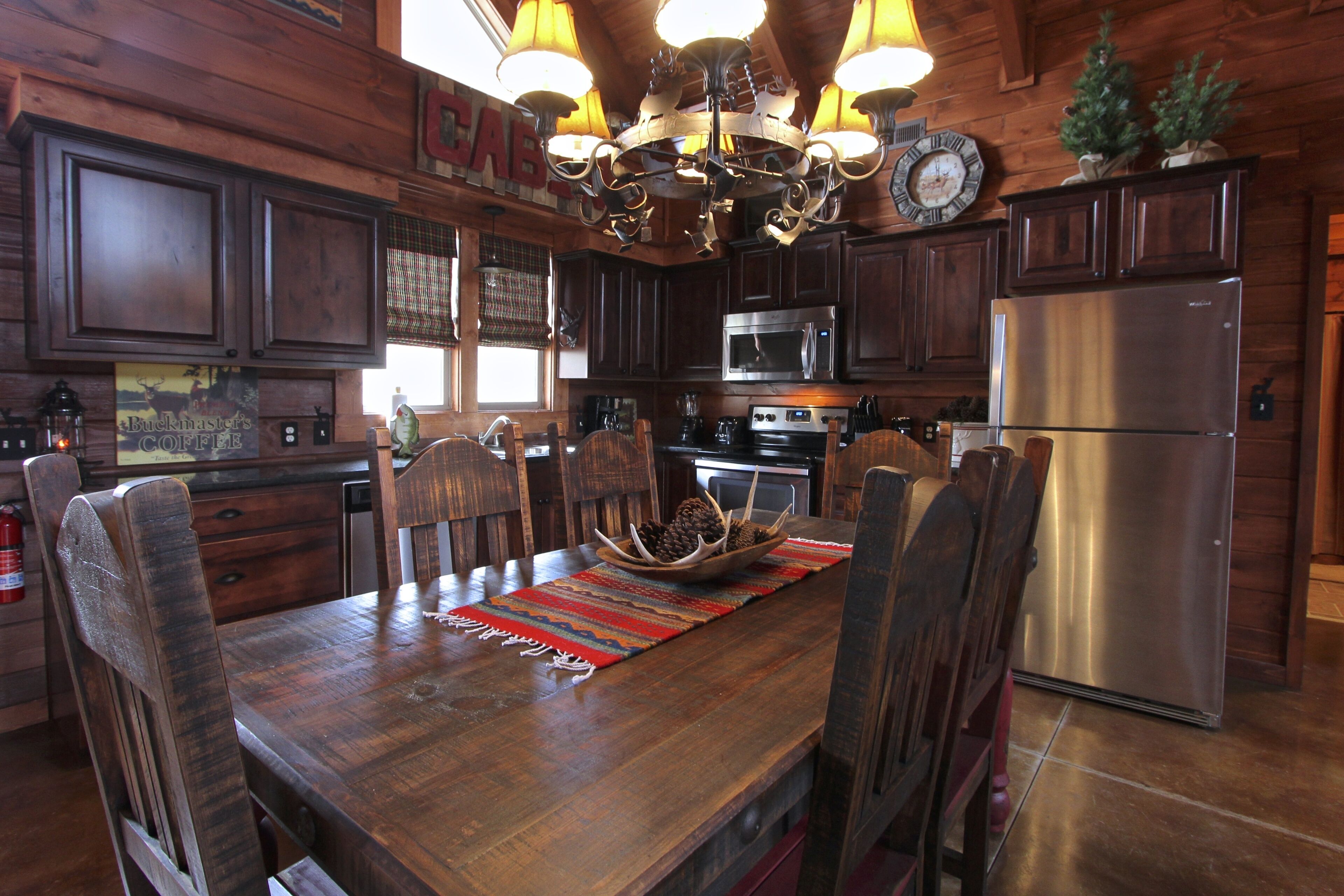 Custom Decor, HotTub, Real Log Cabin, Grill, Near Big Cedar