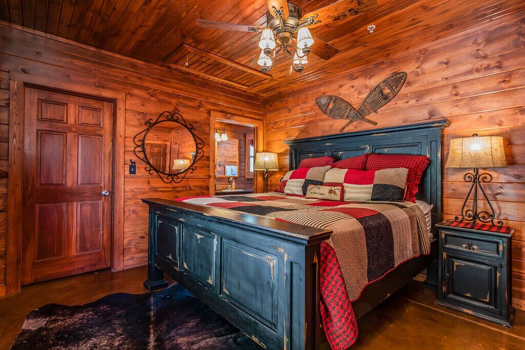 Custom Decor, HotTub, Real Log Cabin, Grill, Near Big Cedar