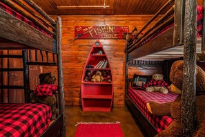 4 bedrooms, iron/ironing board, travel crib, free WiFi - Tailored Decor, Private Hot Tub, Authentic Log Cabin, Grill, Near Big Cedar&Thunder Ridge (Ridgedale)