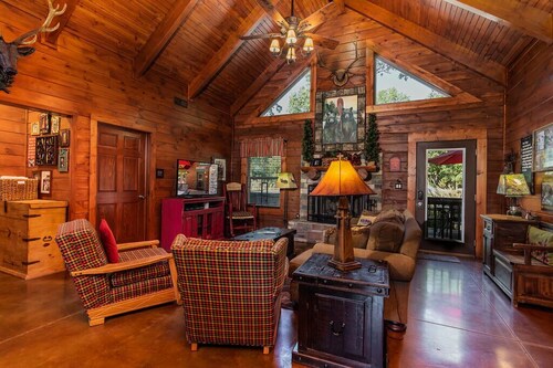 Amazing Family Cabin Experience, HotTub, JettedTubs, Grilli, Great Location, WIF