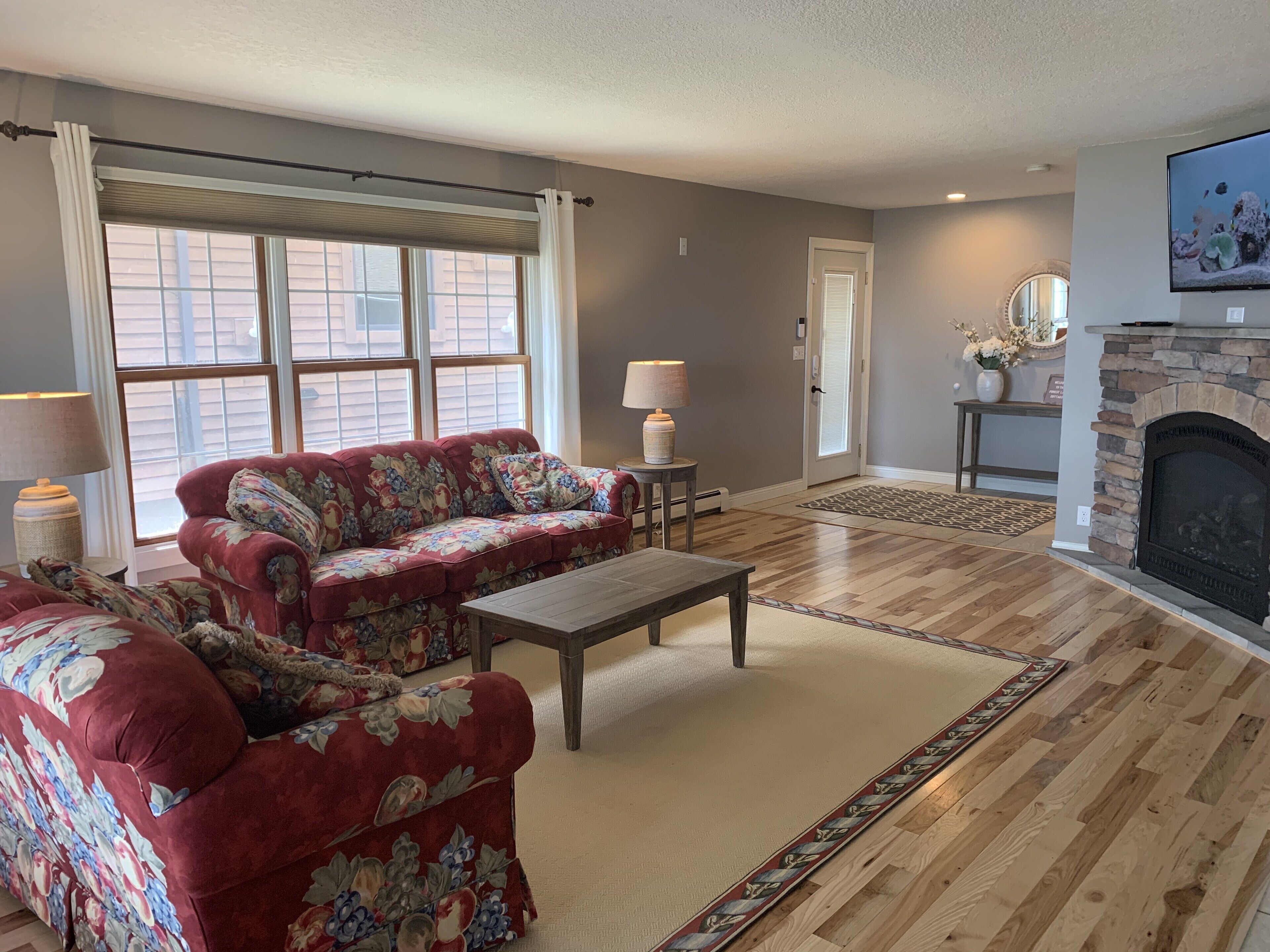 Lakefront Cottage on Forest Lake - Great for Families!