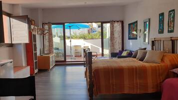 1 slaapkamer, een strijkplank/strijkijzer, gratis wifi, beddengoed