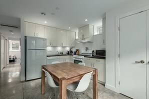 Fridge, microwave, oven, stovetop - Spacious and modern apartment near UBC (Vancouver)