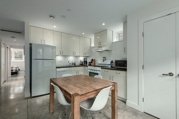 Réfrigérateur, micro-ondes, four, plaque de cuisson