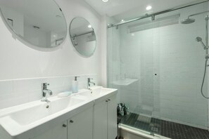 Ensemble douche/baignoire, sèche-cheveux, serviettes fournies, savon