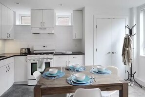 Fridge, microwave, oven, stovetop - Spacious and modern apartment near UBC (Vancouver)