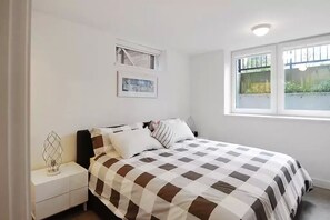 2 chambres, bureau, fer et planche à repasser, lit parapluie