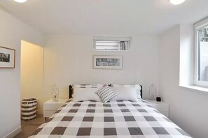 2 bedrooms, desk, iron/ironing board, travel cot - Spacious and modern apartment near UBC (Vancouver)