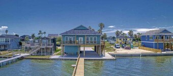 Bay Front 4/3.5 home on Copano Bay! Pet Friendly