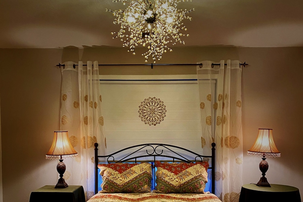 TX Swiss Alp Chalet w/Pool!!!
