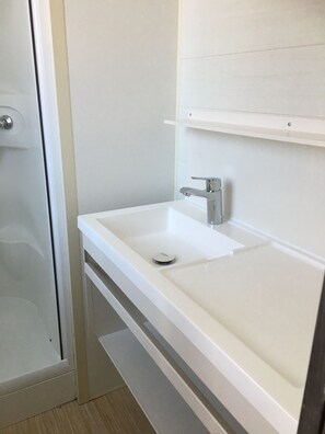 Dusche, Haartrockner, Toilettenpapier