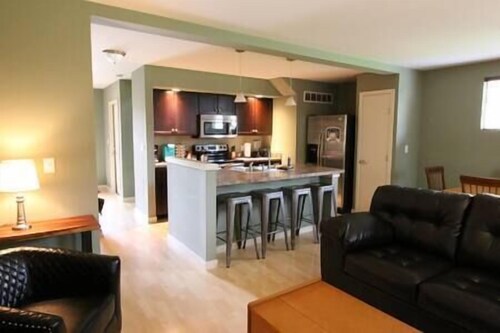 Athens townhouse, 4 beds, 2 kings. 2 twins, in 2 bedrooms, 2,5 baths, FREE WIFI,