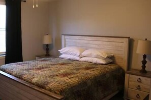 2 slaapkamers, een strijkplank/strijkijzer, gratis wifi, beddengoed
