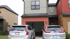 Property grounds - Athens townhouse, 4 beds, 2 kings. 2 twins, in 2 bedrooms, 2,5 baths, FREE WIFI, (Athens)