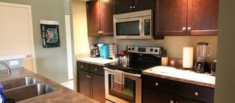 Athens city townhouse, 2 king masters, 2.5 baths, FREE WIFI, Smart TV, 20