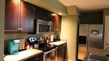 Køleskab, mikrobølgeovn, ovn, kogeplade