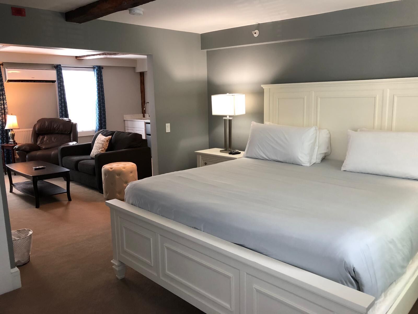 Newly renovated one bedroom unit.  Walk to center of town.
