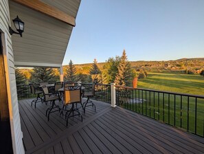 Outdoor dining - Golf Course Lakehouse with fantastic views of the lake, mountains & golf course. (Garden City)