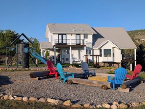 Children's area - Golf Course Lakehouse with fantastic views of the lake, mountains & golf course. (Garden City)