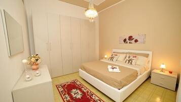 2 Schlafzimmer, Schreibtisch, Bügeleisen/Bügelbrett, Reisekinderbett