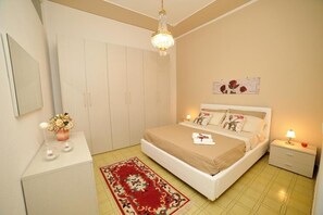 2 slaapkamers, een bureau, een strijkplank/strijkijzer, reisbedje