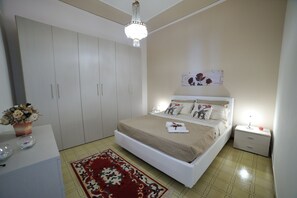 2 室のベッドルーム、デスク、アイロン / アイロン台、旅行用ベビーベッド