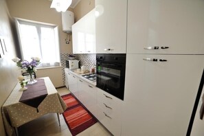 Een koelkast, een microgolfoven, een oven, een kookplaat