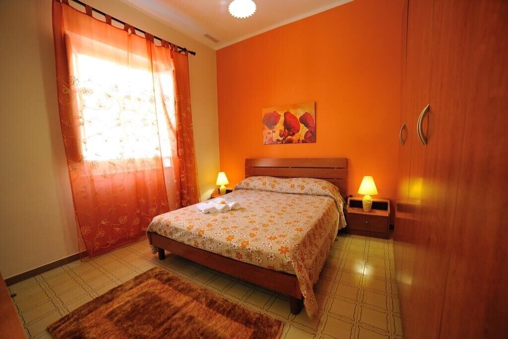 2 Schlafzimmer, Schreibtisch, Bügeleisen/Bügelbrett, Reisekinderbett