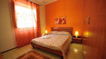 2 Schlafzimmer, Schreibtisch, Bügeleisen/Bügelbrett, Reisekinderbett