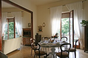 Dining - Residenza Oltrarno, an elegant apartment in the historic center of Florence (Firenze)