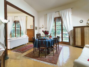 Dining - Residenza Oltrarno, an elegant apartment in the historic center of Florence (Firenze)