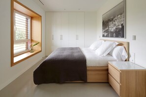 6 bedrooms, iron/ironing board, WiFi, bed sheets