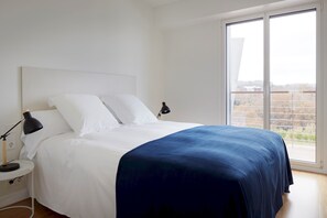 6 bedrooms, iron/ironing board, WiFi, bed sheets