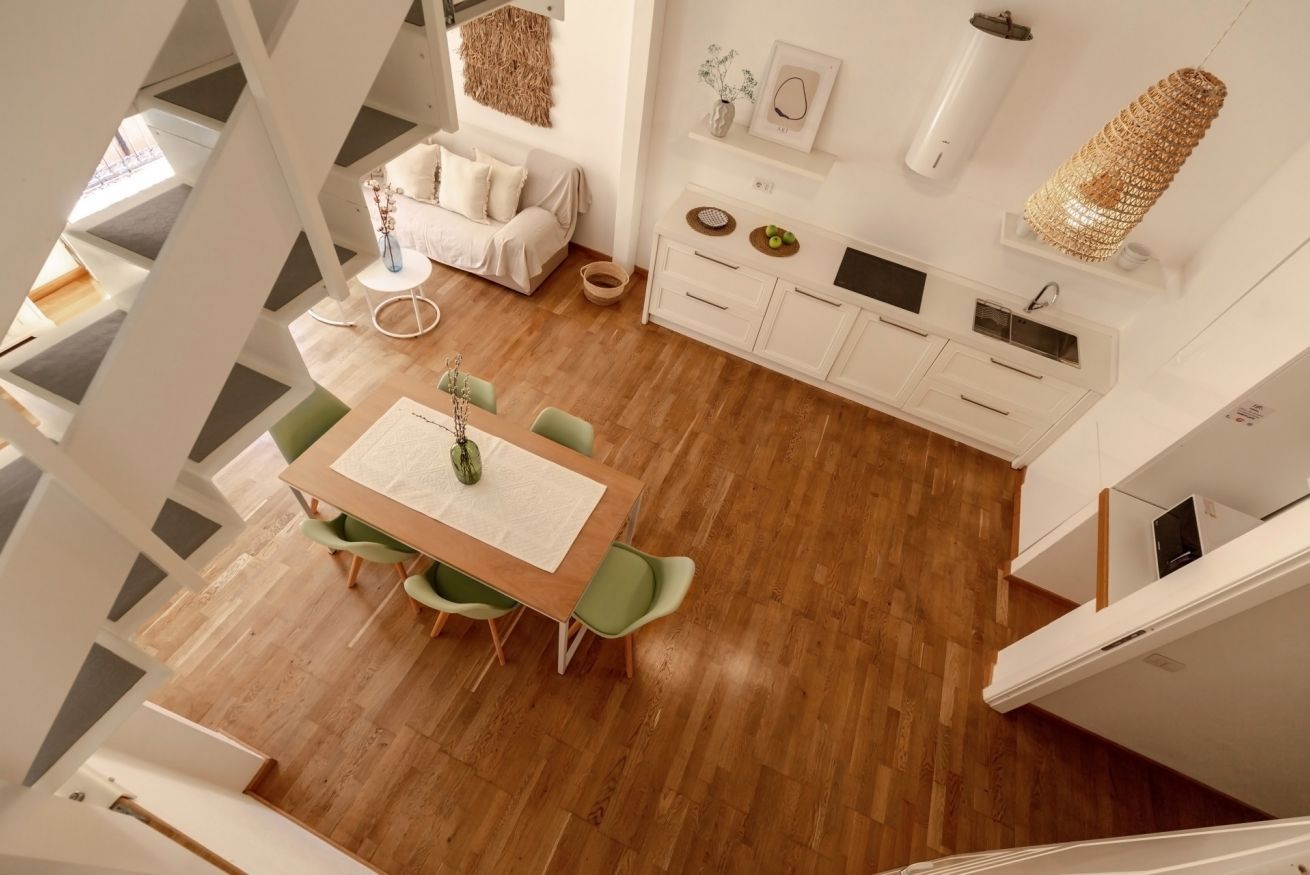 Un ambiente moderno con zona pranzo, cucina e soggiorno.