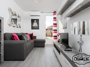 TV - Argensola Center - 2-Bedroom Apartment with Terrace (Madrid)