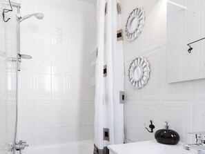 Bathtub, free toiletries, hair dryer, towels - Argensola Center - 2-Bedroom Apartment with Terrace (Madrid)