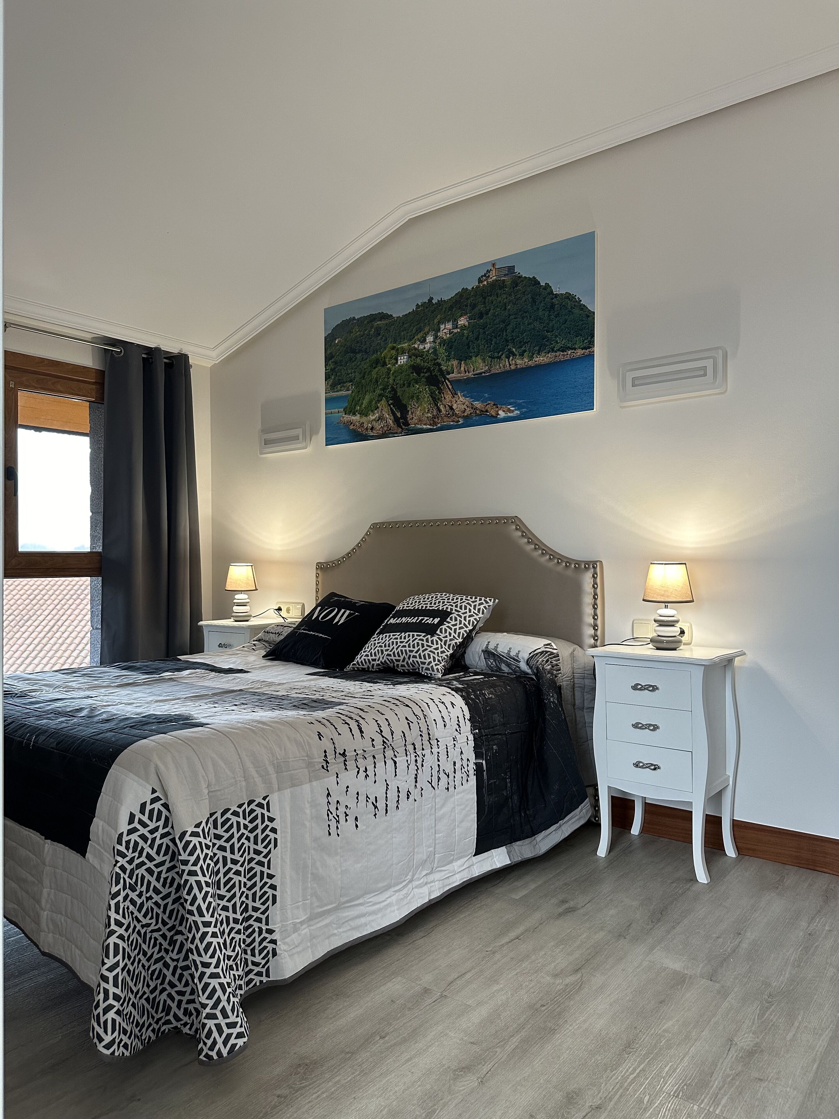 6 dormitorios, tabla de planchar con plancha, cuna de viaje