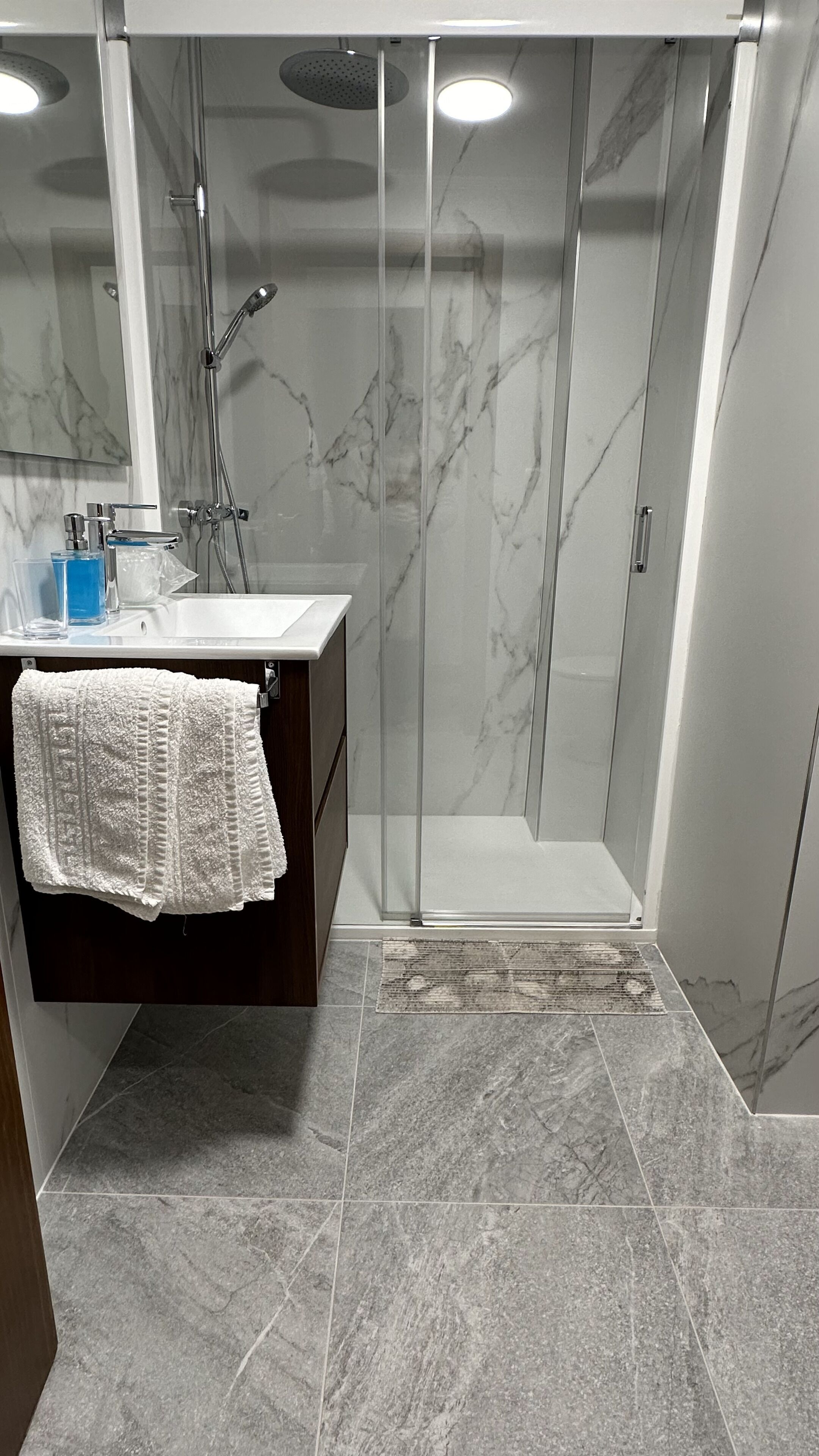 Een douche, een haardroger, handdoeken, toiletpapier