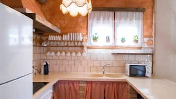 Een koelkast, een magnetron, een kookplaat