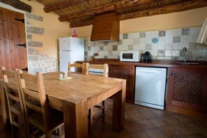 Kylskåp, mikrovågsugn, ugn och spishäll