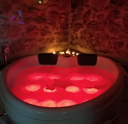 Cottage avec Jacuzzi à côté du lit